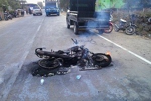 Sepeda motor kades dibakar warga