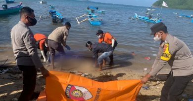 Sesosok Mayat Tanpa Identitas Ditemukan Terapung di Tepi Pantai Tirtasari KSB